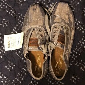 New Toms pewter sequin Cordones size 8 NWT